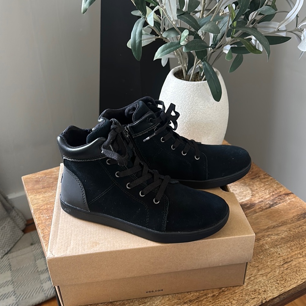 UGG Youth Boots (Black) NIB